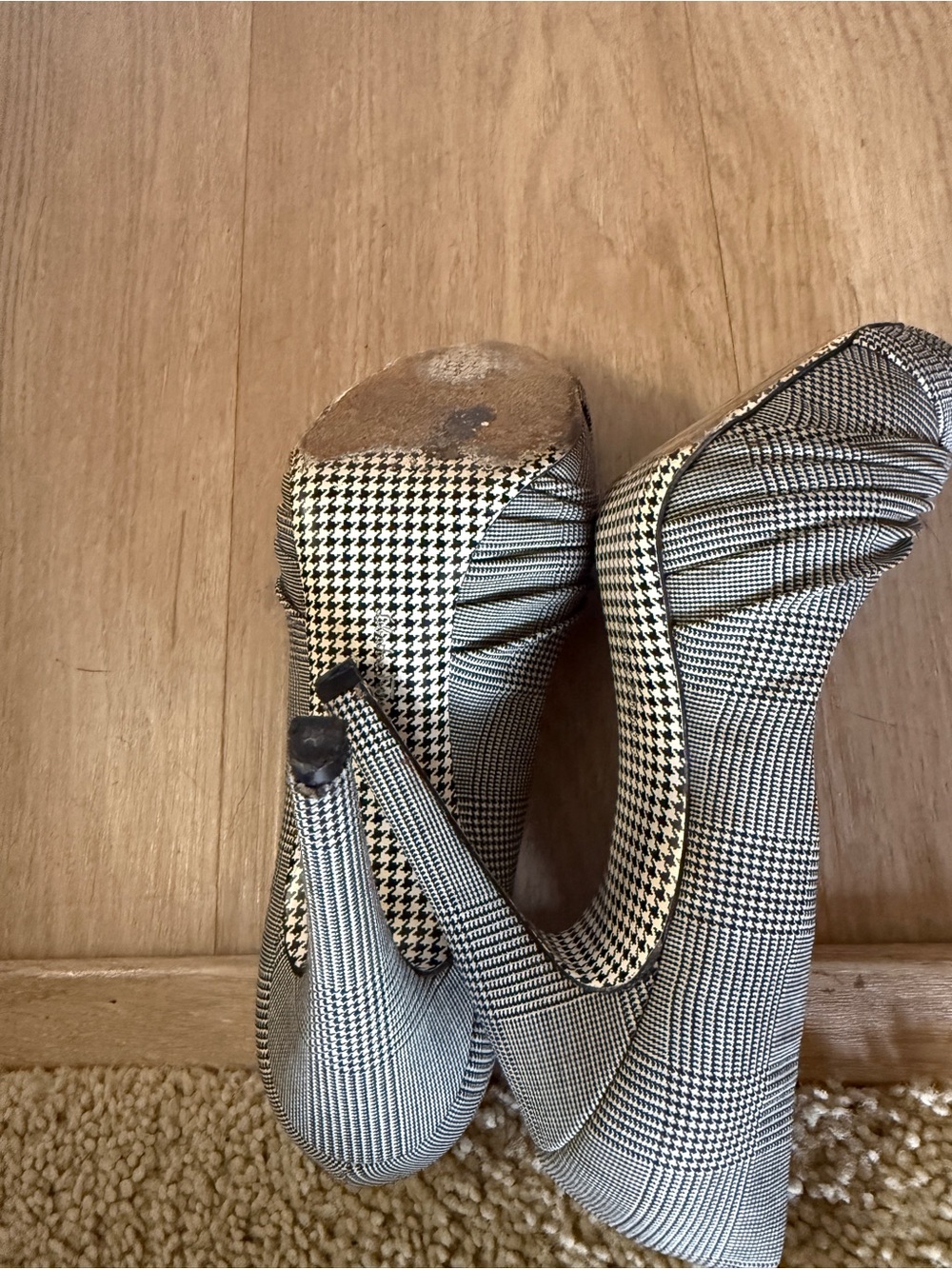 Salvatore Ferragamo Peep Toe Heels Black White Houndstooth Pumps Size 6.5 - Picture 6 of 7